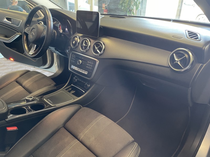 MERCEDES GLA 180 7G-DCT AVEC PEU DE KILOMETRES A SIX FOURS LES PLAGES