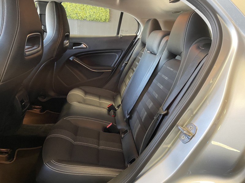 MERCEDES GLA 180 7G-DCT AVEC PEU DE KILOMETRES A SIX FOURS LES PLAGES